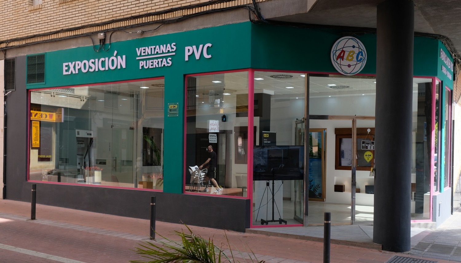 Foto fachada de la exposición de ABC en Motril (Granada) - Fabricantes de puertas y ventanas en pvc